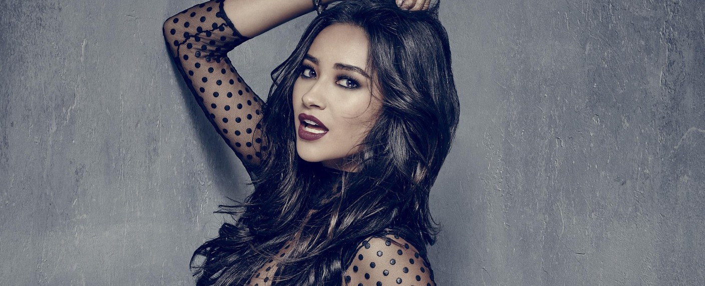 „Pretty Little Liars“-Star Shay Mitchell übernimmt Hauptrolle in neuem ABC-Soap-Pilot – Showrunnerin I. Marlene King zeichnet erneut verantwortlich – Bild: Freeform/​James White