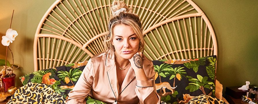 „Rosie Molloy Gives Up Everything“: Trailer zur neuen Comedy mit „Death in Paradise“-Star – Sheridan Smith entsagt sämtlichen Lastern in britischer Comedy – Bild: Sky Studios UK