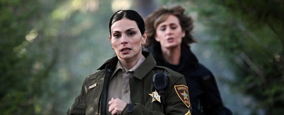 Sheriff Mickey Fox (Morena Baccarin, l.) mit Sharon (Diane Farr) in „Fire Country“ – Bild: CBS