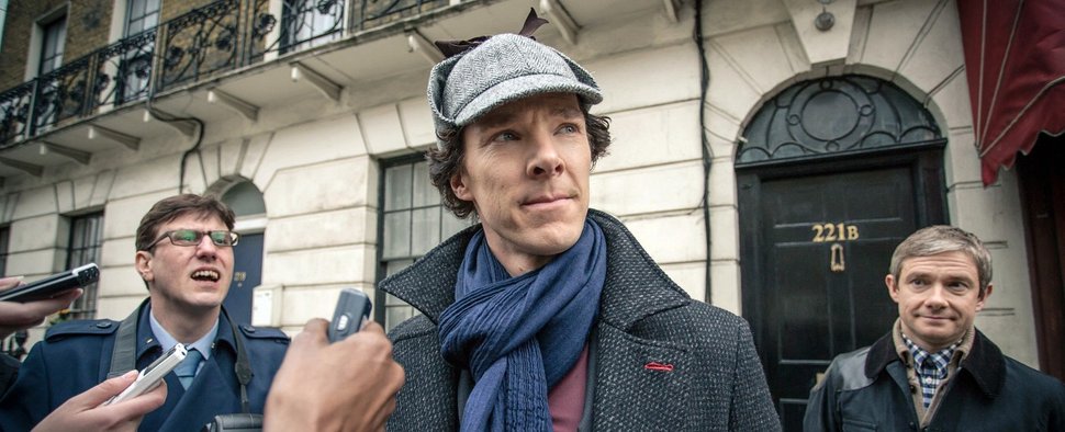 Sherlock (Benedict Cumberbatch) ist von den Toten auferstanden, doch Watson (Martin Freeman, r.) ist darüber nicht nur erfreut. – Bild: ARD Degeto/BBC/Hartswood Films 2013 Sherlock (Benedict Cumberbatch) ist von den Toten auferstanden, doch Watson (Martin Freeman, r.) ist darüber nicht nur erfreut. – Bild: ARD Degeto/BBC/Hartswood Films 2013