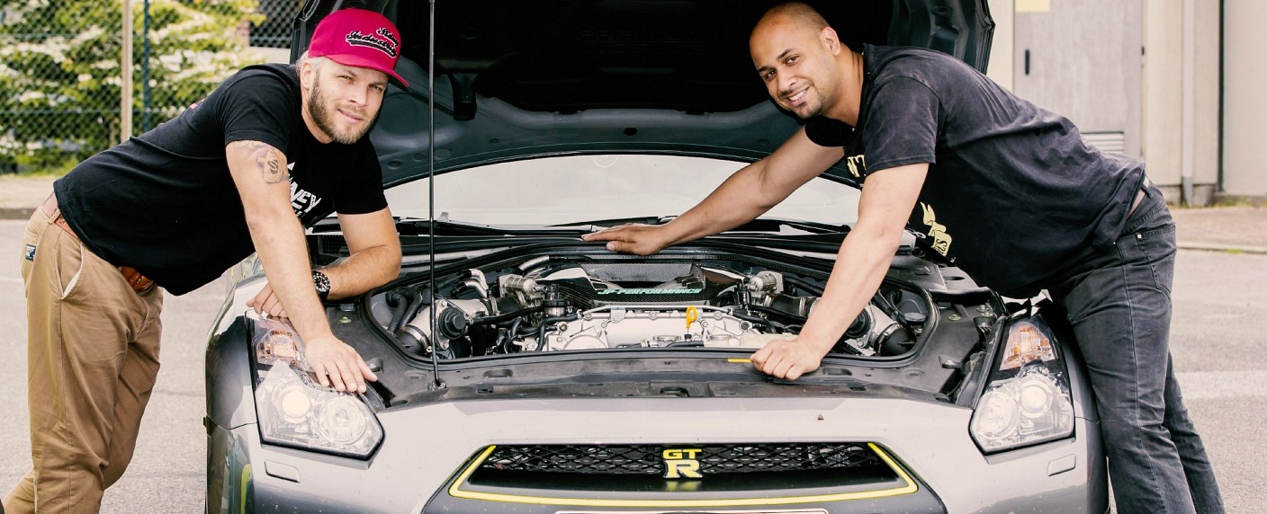 VOX startet Gebrauchtwagen-Reihe „2 Profis für 4 Räder“ – Neue Folgen von „Detlef muss reisen“ ebenfalls ab Oktober – Bild: VOX/​Bernd-Michael Maurer