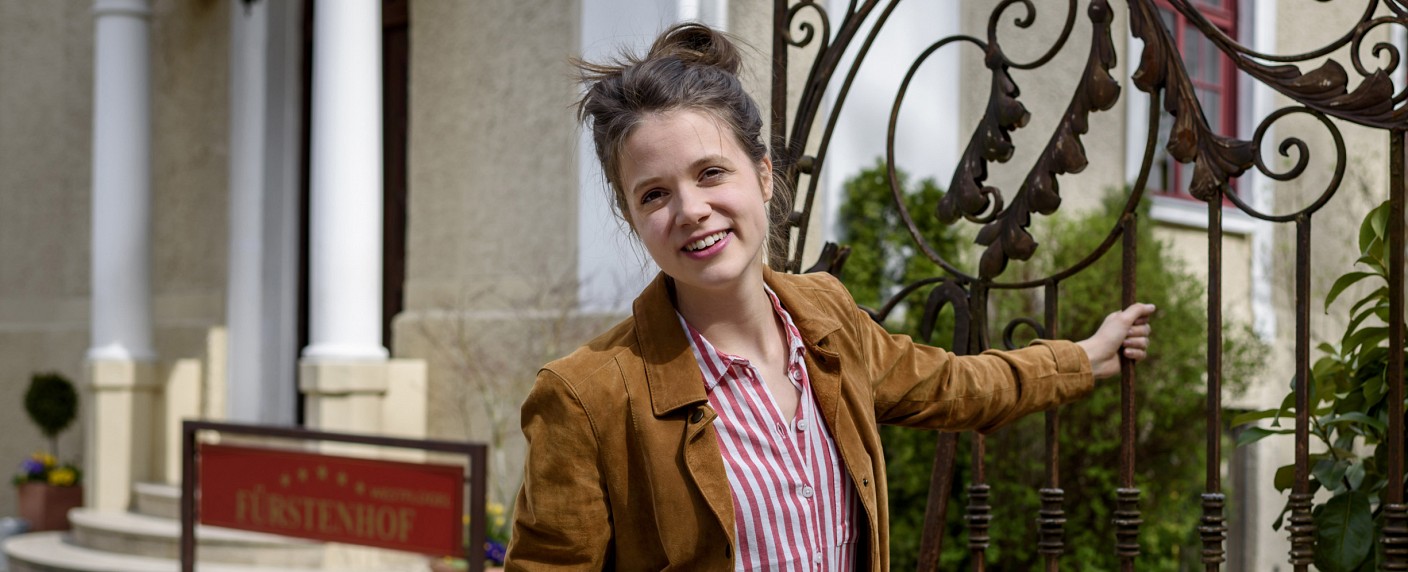 Sidonie von Krosigk übernimmt Gastrolle in „Sturm der Liebe“ – Frühere „Bibi Blocksberg“ kommt zum Fürstenhof – Bild: ARD/​Christof Arnold