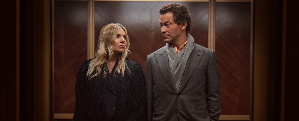 Sienna Miller und Dominic West spielen Ex-Eheleute im Clinch – Bild: Sky/HBO/New Pictures/Justin Downing
