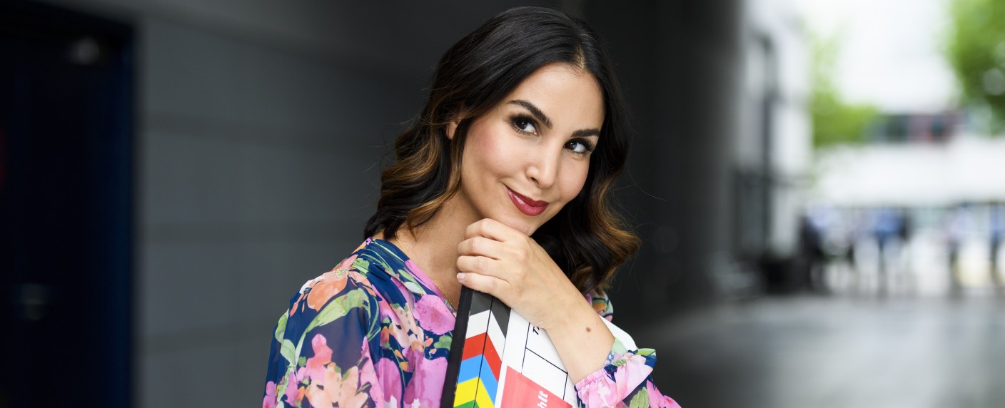 „Alles was zählt“: Sıla Şahin verabschiedet sich nach nur vier Monaten in eine Pause – Shaolyn Fernandez übernimmt neue Hauptrolle, Wiedersehen mit Julia Wiedemann – Bild: RTL Television GmbH/​Julia Feldhagen