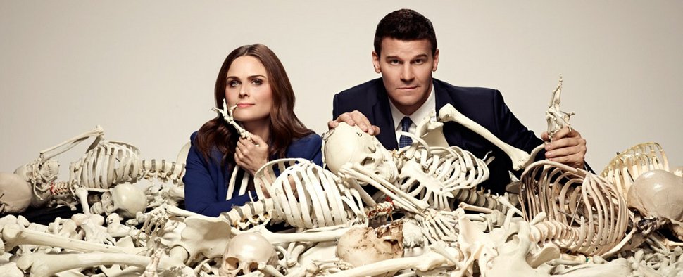 Sind das die Leichen aus dem FOX-Keller? – Emily Deschanel und David Boreanaz klagen gegen die „Bones“-Produzenten – Bild: FOX