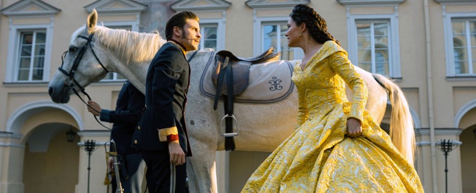 „Sisi“: Kaiser Franz Joseph (Jannik Schümann) und Sisi (Dominique Devenport) in der dritten Staffel – Bild: RTL/Armands Virbulis