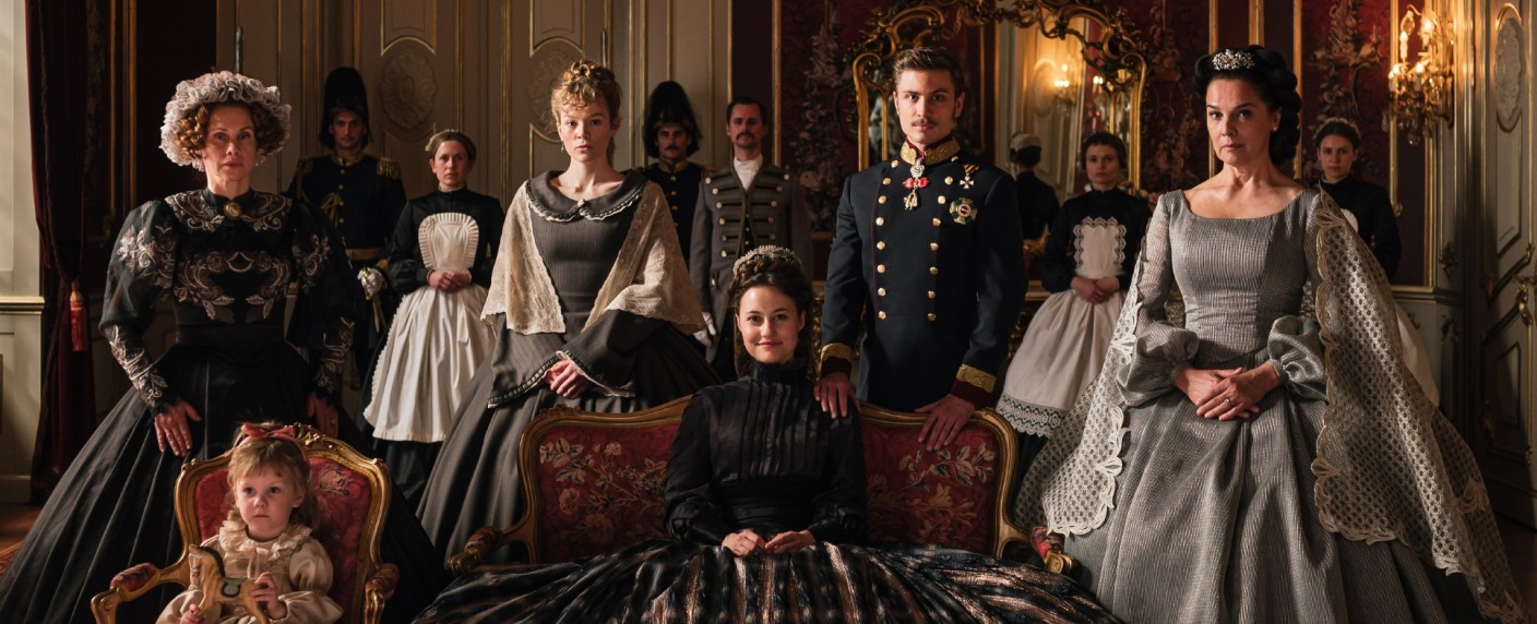 „Sisi“-Miniserie: Désirée Nosbusch spielt Erzherzogin Sophie – TVNOW-Mehrteiler soll Ende des Jahres Premiere feiern – Bild: TVNOW/​Lukas Šalna