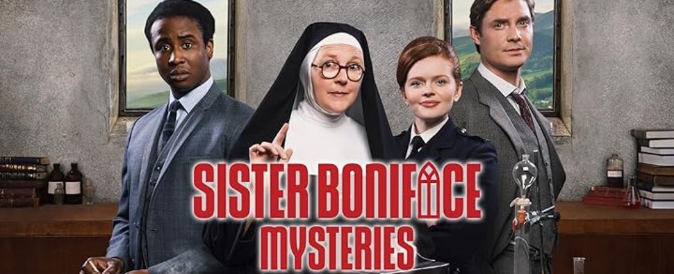 Sister Boniface (Lorna Watson, 2. v. l.) mit den Polizisten (v. l.) Felix Livingstone (Jerry Iwu), Peggy Button (Ami Metcalf) und Sam Gillespie (Max Brown) – Bild: BritBox