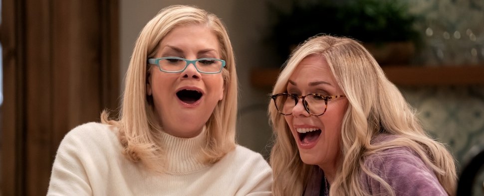 Die Sitcom „Leanne“ mit Leanne Morgan (r.) und „Mom“-Star Kristen Johnston (l.) – Bild: Netflix