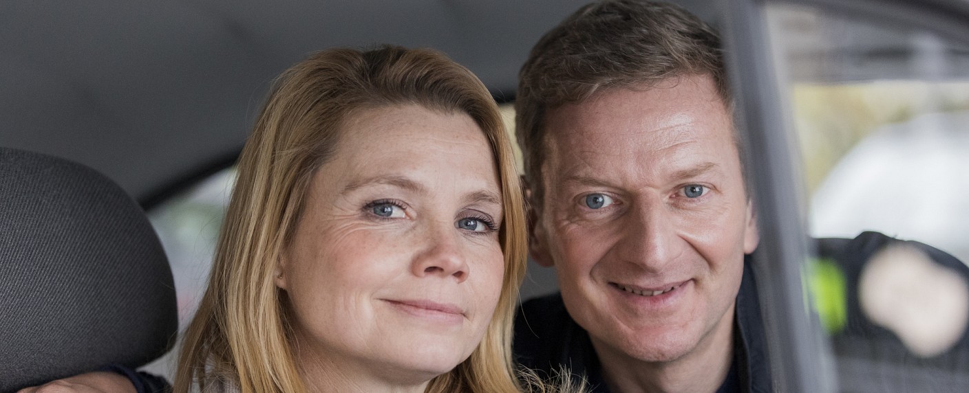 „Sitzheizung gibt’s nicht!“: Unfallfreie Unterhaltung mit Chauffeur Kessler und seinen Fahrgästen – Review – Neue Comedy ab heute bei ZDFneo – Bild: ZDF/​André Beckersjürgen