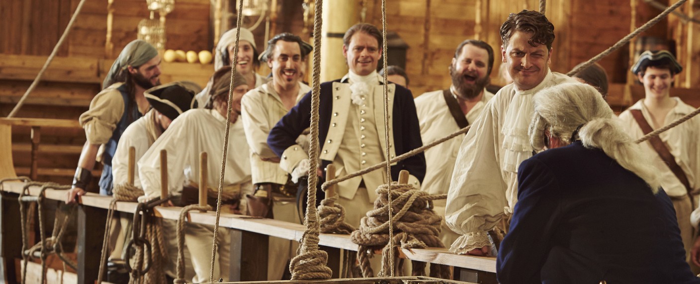 „Sketch History“: ZDF zeigt neue Comedy ab Mitte Oktober – Bastian Pastewka als Geschichten-Erzähler – Bild: ZDF/​Kristof Galgoczi Nemeth