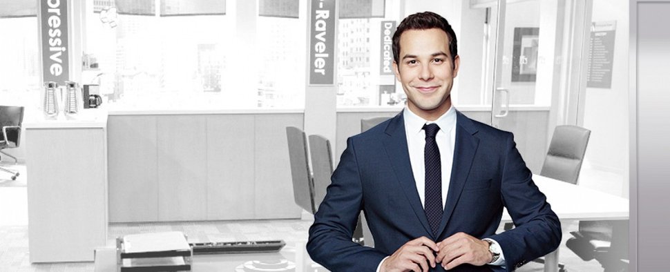 Skylar Astin in „Ground Floor“ – Bild: TBS