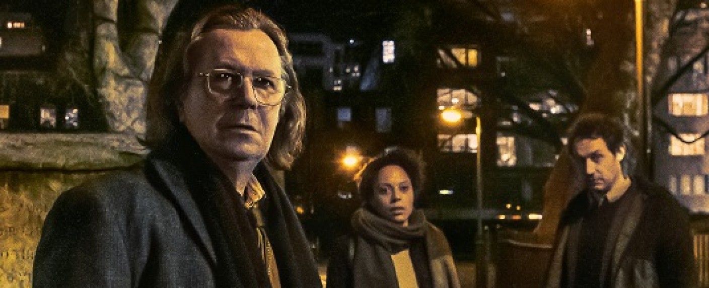 „Slow Horses“: Spionage-Serie mit Gary Oldman erhält fünfte Staffel – Frühzeitige Verlängerung kurz nach Ende von Staffel 3 – Bild: Apple TV+