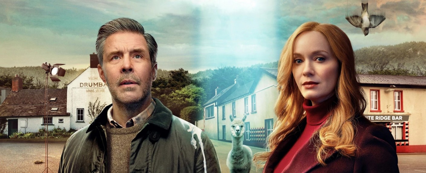 „Small Town, Big Story“: Christina Hendricks („Mad Men“) wirbelt im Trailer britische Comedy auf – Paddy Considine („House of the Dragon“) in nordirischer Comedyserie dabei – Bild: Sky