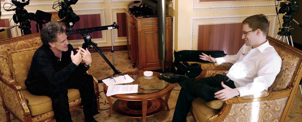 NDR-Autor Hubert Seipel mit Edward Snowden – Bild: NDR / Knut Sodemann NDR-Autor Hubert Seipel mit Edward Snowden – Bild: NDR / Knut Sodemann