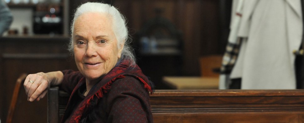 So werden Fans und Kollegen Theresa Brunner (Ursula Erber) in Erinnerung behalten: Immer mit einem Lächeln auf den Lippen. – Bild: BR/Marco Orlando Pichler