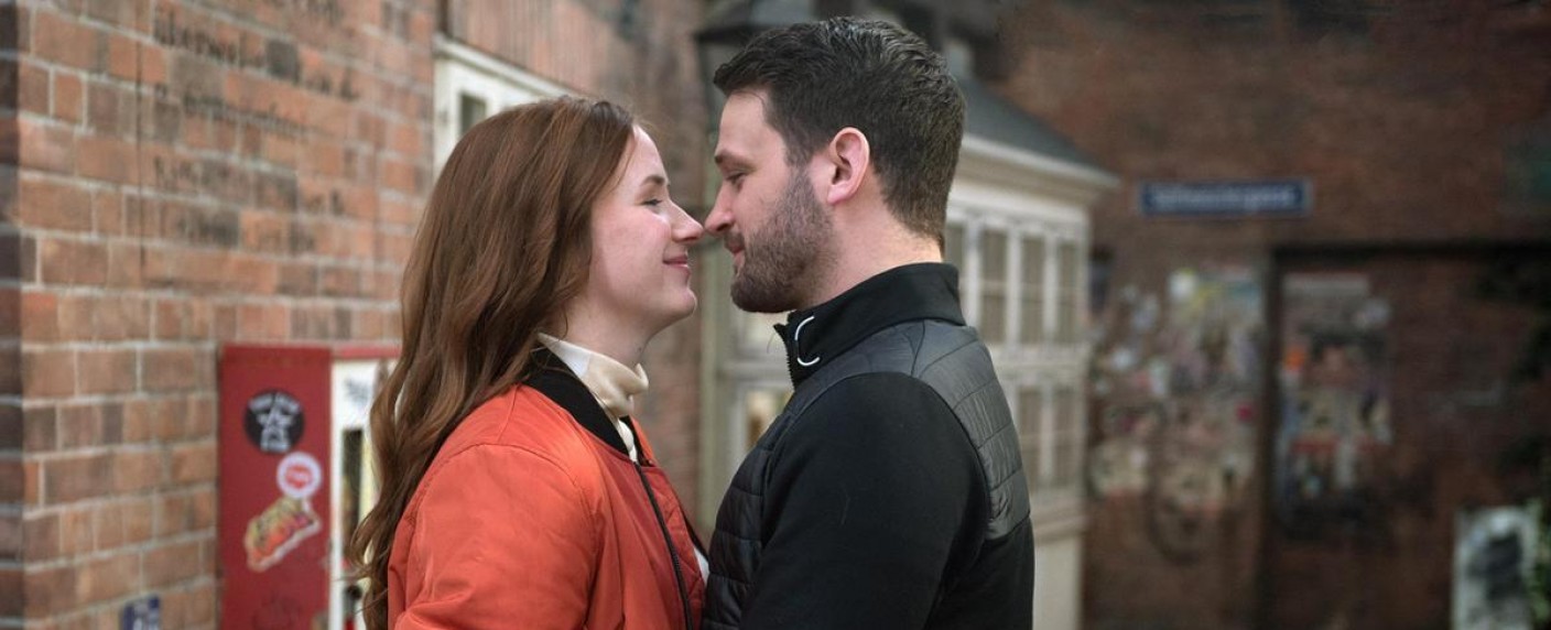 „Rote Rosen“:  Liebespaar verabschiedet sich aus Lüneburg – Sofie Junker und Arne Rudolf nehmen Abschied – Bild: ARD/​Nicole Manthey