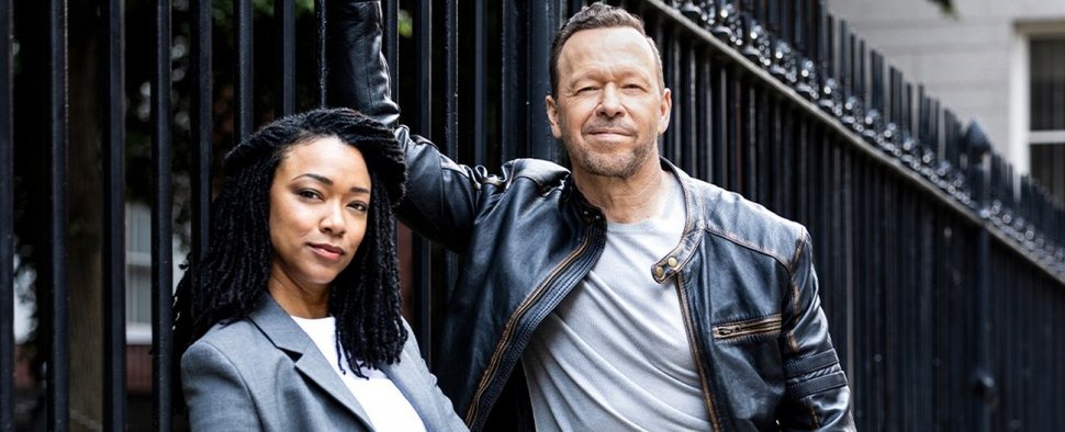 Sonequa Martin-Green (l.) und Donnie Wahlberg in „Boston Blue“ – Bild: CBS