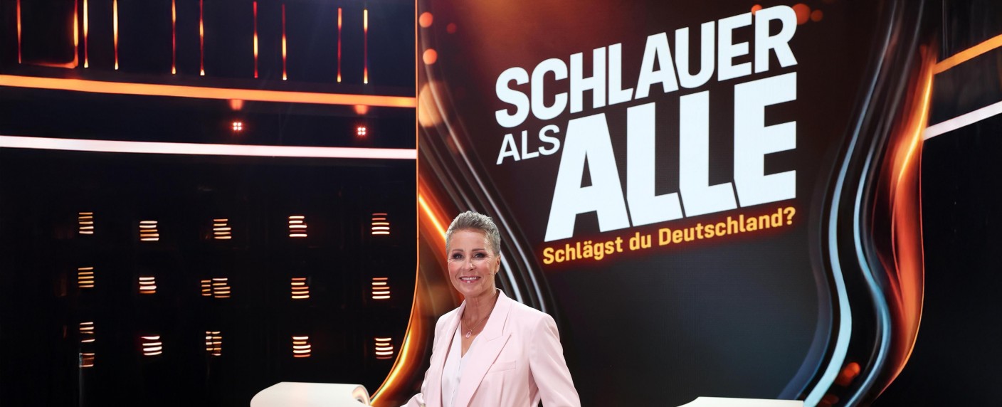 Wer ist „Schlauer als Alle?“: Sonja Zietlow moderiert neue RTL-Quizshow – Ein Kandidat tritt gegen das ganze Land an – Bild: RTL/​Ralf Juergens