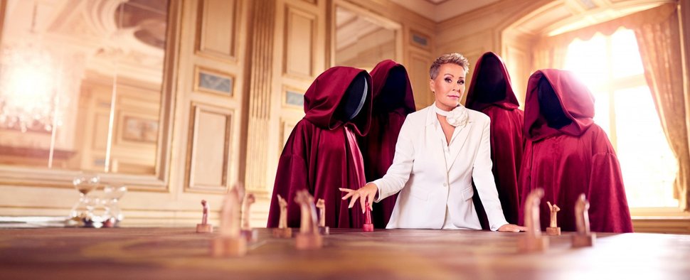 Sonja Zietlow moderiert „Die Verräter – Vertraue Niemandem!“ – Bild: RTL/Benno Kraehahn