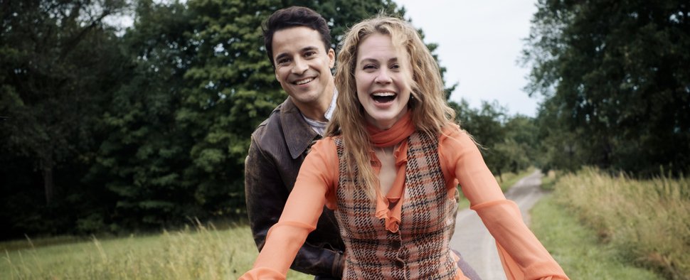 Sophie (Alicia von Rittberg) und James (Kostja Ullmann) haben zusammen mächtig Spaß – Bild: Prime Video/Gordon Muehle