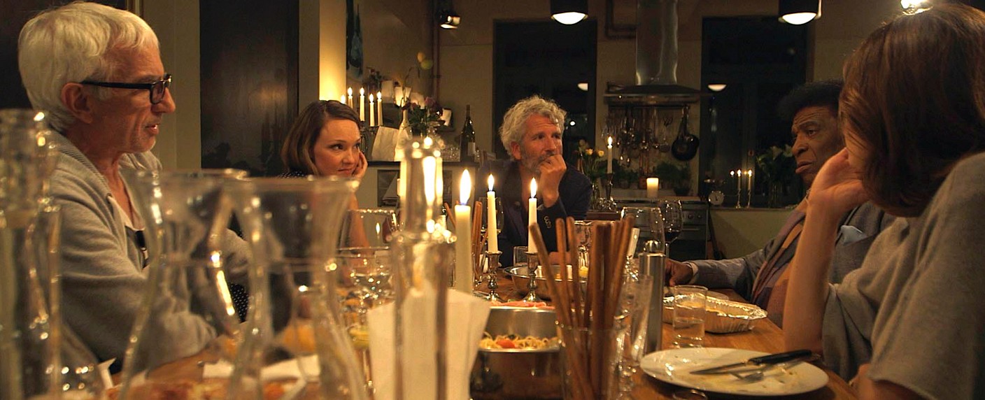 „Soul Kitchen“: NDR setzt experimentelles Talkformat mit Dirk Stermann fort – Carolin Kebekus, Roberto Blanco, Linda Zervakis und Ralf Richter verbringen gemeinsamen Abend – Bild: NDR