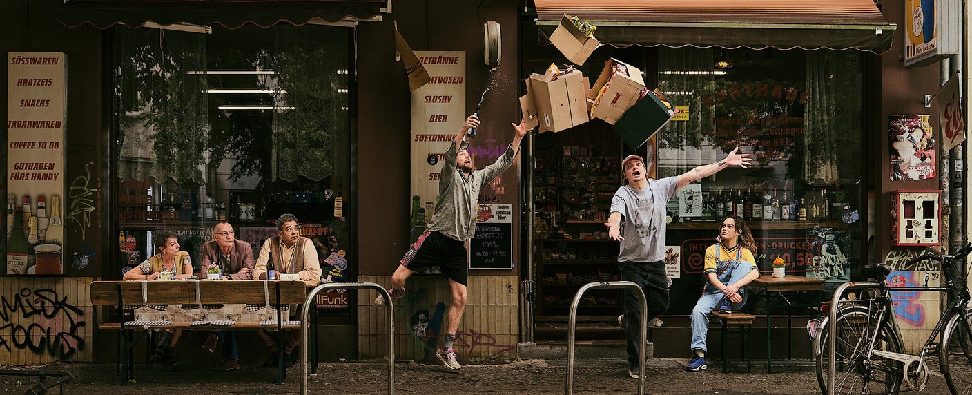 ZDFneo öffnet den „Späti“: Starttermin für neue Sitcom mit Wilson Gonzalez Ochsenknecht – Bill Kaulitz, Ski Aggu und Sophie Passmann in Gastrollen – Bild: ZDF/​Norman Keutgen