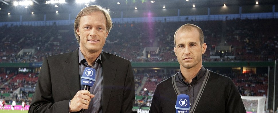 Gerd Delling und Mehmet Scholl moderieren die FIFA Klub-WM – Bild: WDR/Herby Sachs