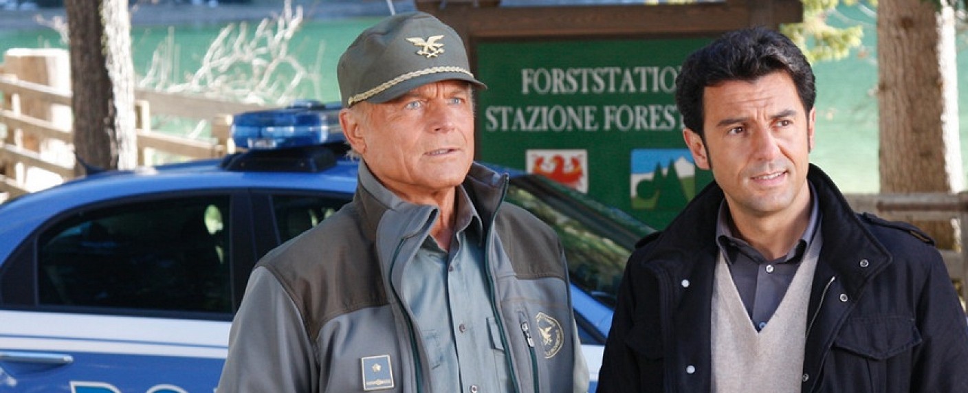 „Die Bergpolizei“: BR nimmt dritte Staffel ins Programm – Neue Folgen mit Terence Hill als Ermittler in Südtirol – Bild: BR/​alessandro molinari/​photomovie