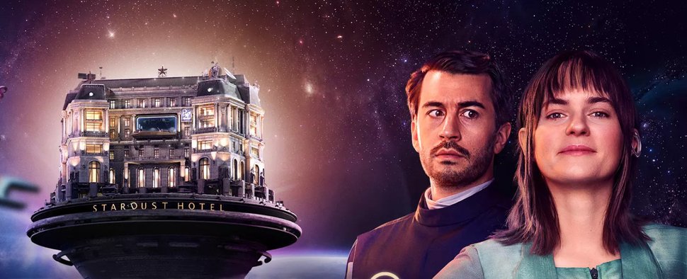 „Stardust Hotel“ mit Vanessa Loibl (r.) und David Brizzi (l.) – Bild: SWR/ARD