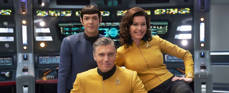 Bereit für die Nostalgie-Party auf der Enterprise: Captain Pike (Anson Mount, vorn), Nummer Eins (Rebecca Romijn) und Spock (Ethan Peck) – Bild: Paramount+