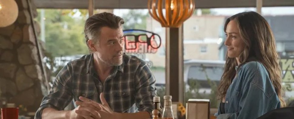 Staten (Josh Duhamel) und Quinn (Minka Kelly) in der zweiten Staffel von „Ransom Canyon“ – Bild: Jeff Neumann/Netflix