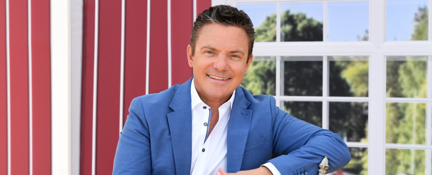 Stefan Mross bleibt Moderator von „Immer wieder sonntags“ – Zukunft der beliebten Open-Air-Show auch für nächstes Jahr gesichert – Bild: SWR/​Wolfgang Breiteneicher