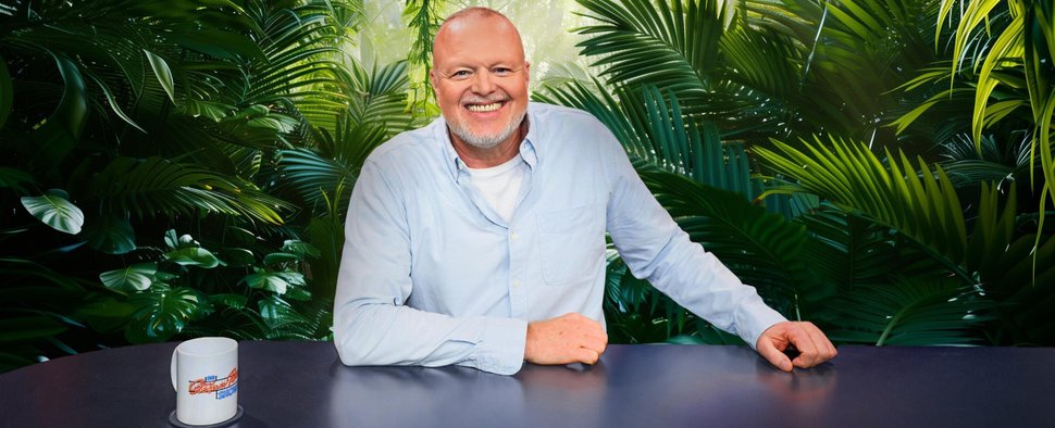 Stefan Raab begleitet das Dschungelcamp mit Live-Sonderausgaben – Bild: RTL/Raab Entertainment/Willi Weber/Hintergrund KI-generiert