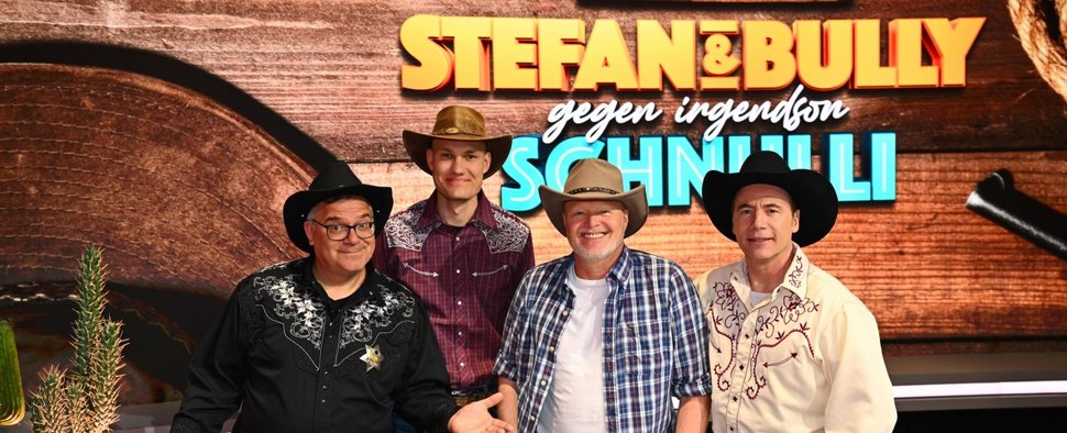 (v. l.) Elton, Schnulli Philipp, Stefan Raab und Michael „Bully“ Herbig – Bild: RTL/Raab Entertainment/Willi Weber