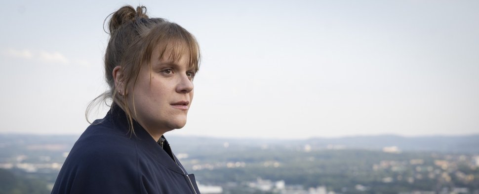 Stefanie Reinsperger kehrt dem Ruhrgebiet den Rücken. – Bild: WDR/Thomas Kost