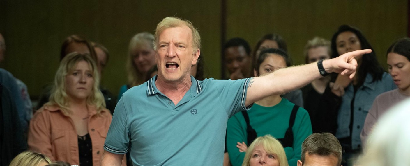 „The Way“: Trailer zur politischen Miniserie von und mit Michael Sheen – Familie muss vor politischen Unruhen flüchten – Bild: BBC