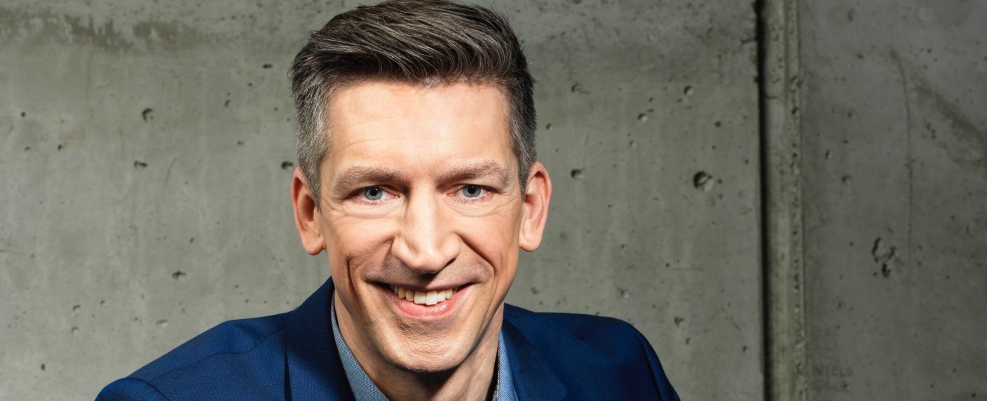 Steffen Hallaschka und RTL verlängern Zusammenarbeit – Neue Projekte mit „stern TV“-Moderator angekündigt – Bild: RTL Deutschland GmbH/​Arne Weychardt