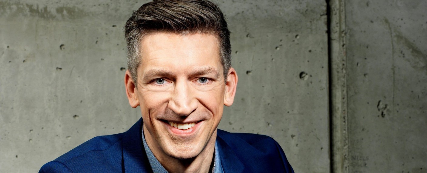 Steffen Hallaschka moderiert RTL-Jahresrückblick „Menschen, Bilder, Emotionen“ – Gottschalk und zu Guttenberg werden nach nur einem Jahr abgelöst – Bild: RTL/​Arne Weychardt