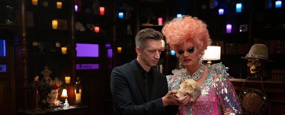 Steffen Hallaschka und Olivia Jones in der zweiten Staffel von „Sterben für Anfänger“ – Bild: RTL / Christopher Kurr