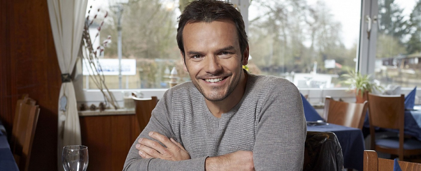 Steffen Henssler kehrt als „Restauranttester“ zurück – Neue RTL-Doku-Soap „Ferien mit den Superreichen“ im Juni – Bild: RTL/​Guido Engels