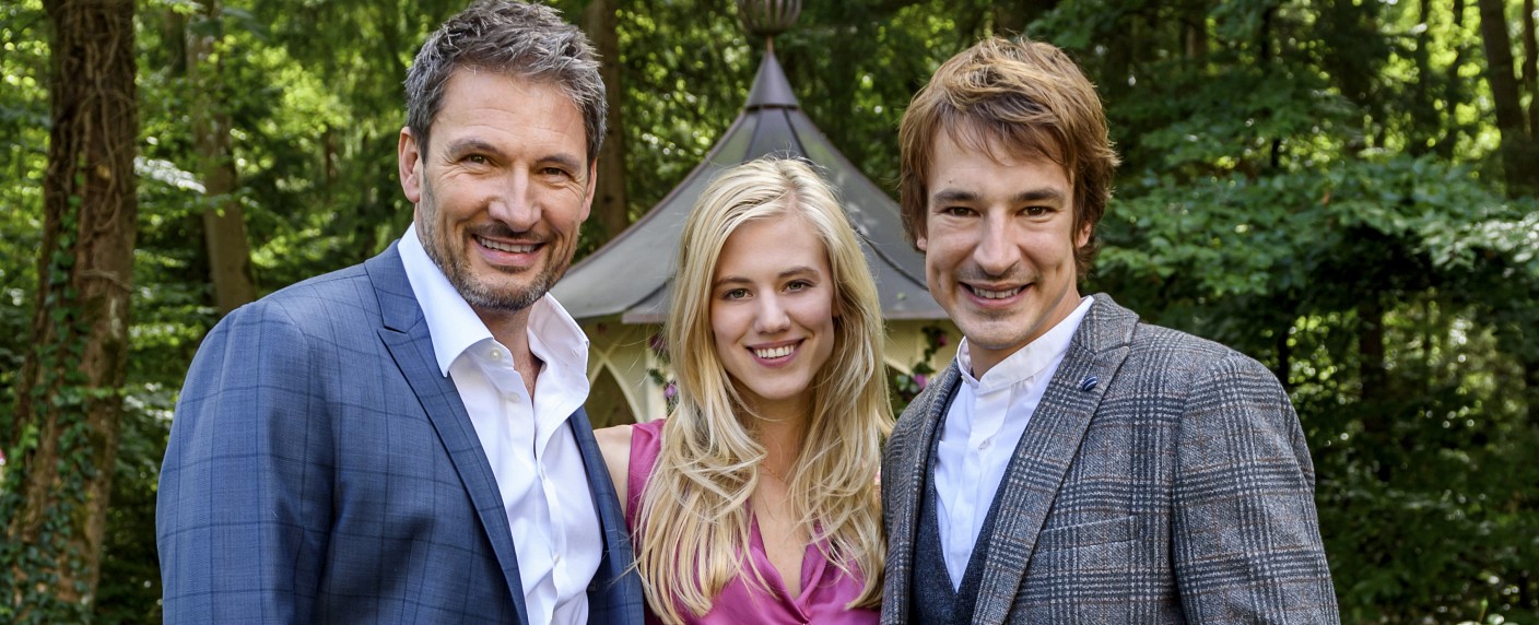 „Sturm der Liebe“: Traumhochzeit und neue Staffel im November – Larissa Marolt rückt ins Zentrum eines neuen Liebesdreiecks – Bild: ARD/​Christof Arnold