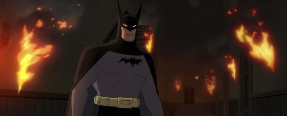 Steht hier etwas ratlos in den Flammen, holt sonst aber fast alle Eisen aus dem Feuer: DC-Comiclegende Batman – Bild: Prime Video