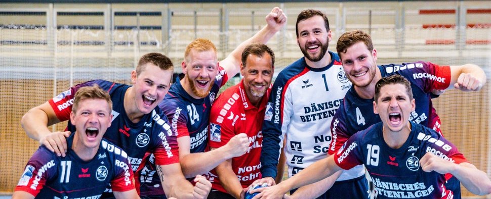 Steht im Zentrum: Die SG Flensburg-Handewitt mit Trainer Maik Machulla (M.) – Bild: SG Flensburg-Handewitt / Ingrid Anderson-Jensen/Amazon Prime Video