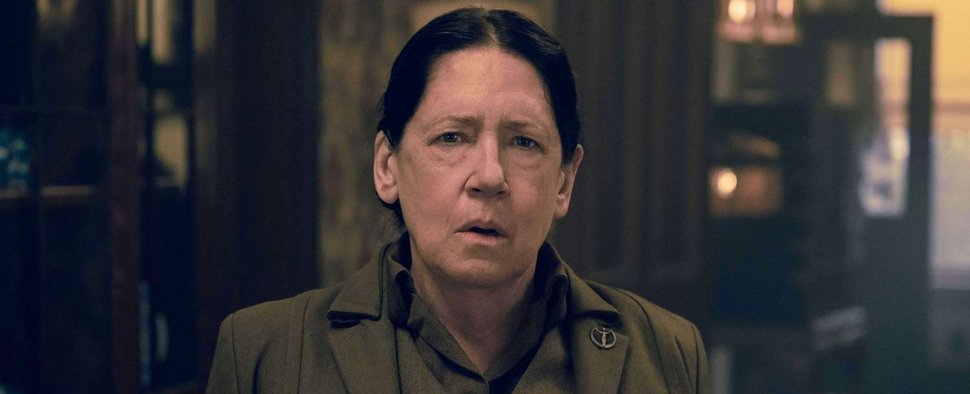 Steht vor ihrer Rückkehr: Ann Dowd als Aunt Lydia in „The Handmaid’s Tale“ – Bild: Hulu