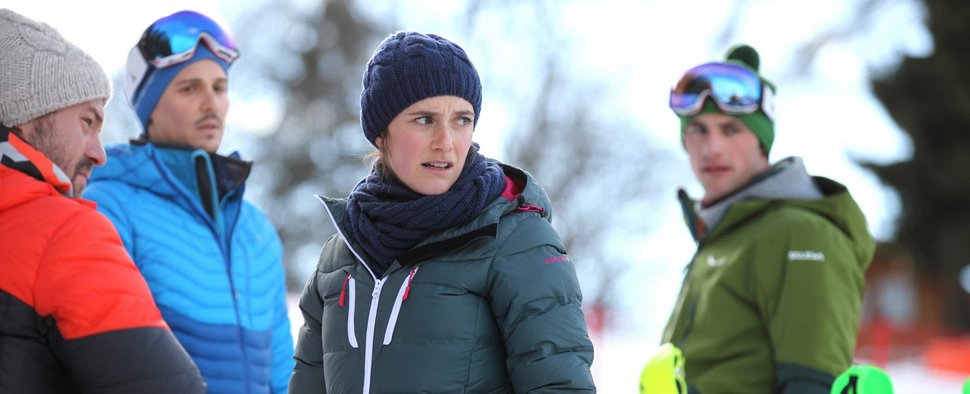 „Steirerkind“: Sandra Mohr (Miriam Stein, m.) am Tatort des ermordeten Karl Wintersperger – Bild: ARD Degeto/Allegro Film/Stefan Haring