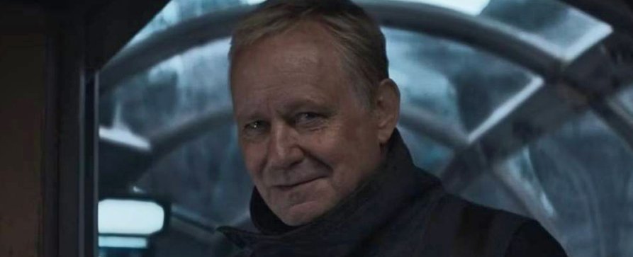 Stellan Skarsgård („Andor“) mit Hauptrolle im neuen Thriller von „Homeland“-Produzent – Dakota Fanning („All Her Fault“) spürt als Agentin millionenschweren Betrug auf – Bild: Lucasfilm/Star Wars/Disney+ Stellan Skarsgård („Andor“) mit Hauptrolle im neuen Thriller von „Homeland“-Produzent – Dakota Fanning („All Her Fault“) spürt als Agentin millionenschweren Betrug auf – Bild: Lucasfilm/Star Wars/Disney+