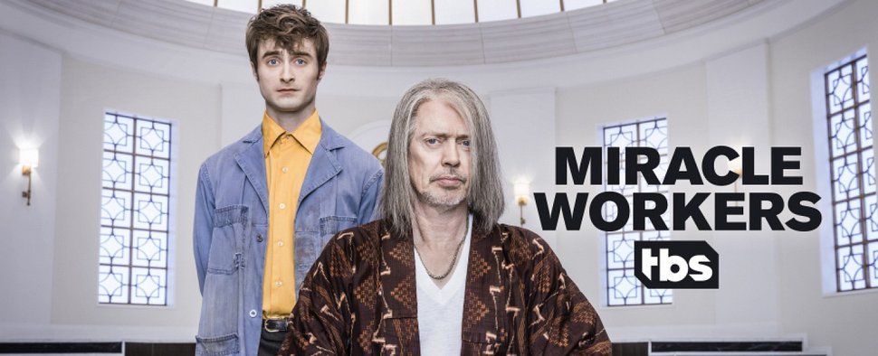Steve Buscemi und Daniel Radcliffe in „Miracle Workers“ – Bild: TBS