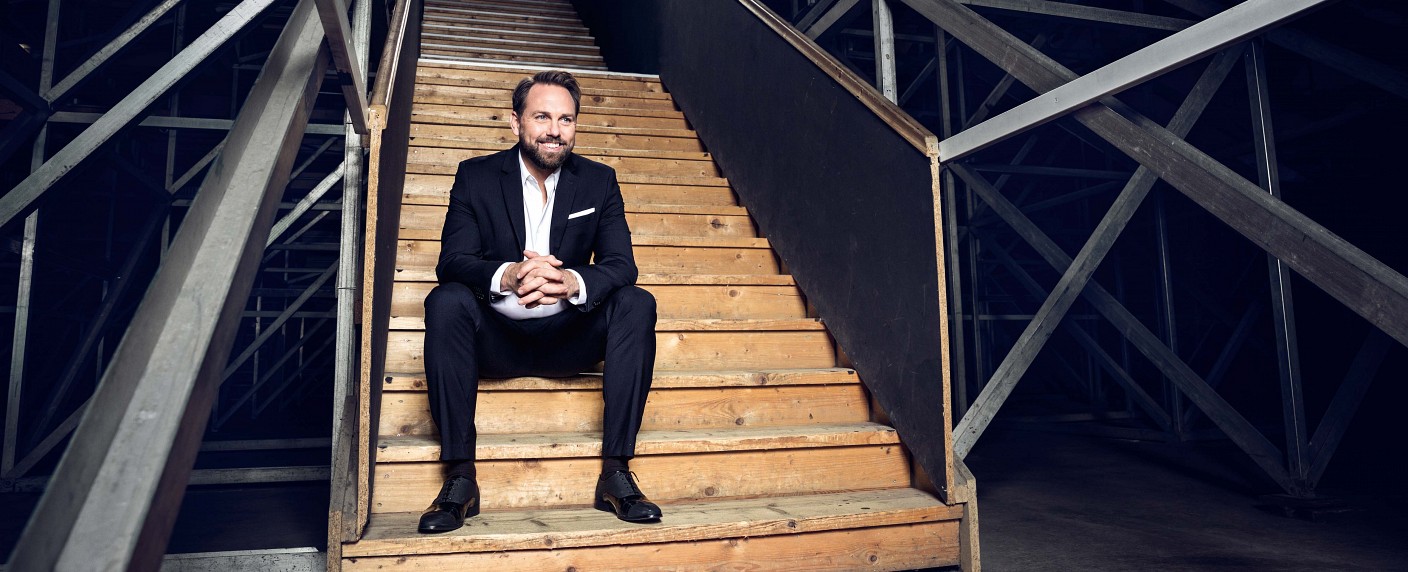 „Mit 80 Jahren um die Welt“: Neues Format für Steven Gätjen im ZDF – Sechs Senioren gehen auf große Reise – Bild: ZDF/​Johanna Brinckman