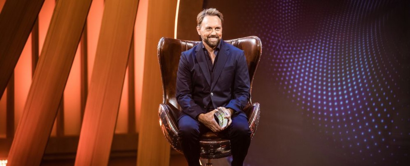 „Wer ist das Phantom?“: Neue Rätselshow erbt „The Masked Singer“-Sendeplatz – Steven Gätjen moderiert ProSieben-Show mit Promi-Detektiven – Bild: ProSieben/​Bene Müller
